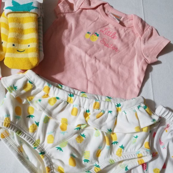 Gymboree Newborn Essentials NWT Outlet Blanket, 0-3 month bodysuit, bloomer, bib - Picture 6 of 6